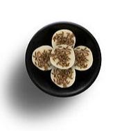 Freckleface Spiced Nutmeg Wax Melts in a clear plastic container with wax pieces for home fragrance.