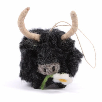 Mini black Highland cow felt decoration with a daisy flower, crafted by Amica, perfect for rustic or farm-themed decor.