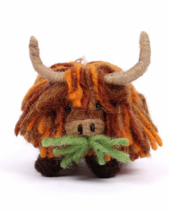 Mini Highland Cow felt decoration with grass by Amica, featuring a cute, detailed Highland Cow design on soft felt.