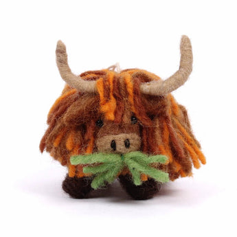 Mini Highland Cow felt decoration with grass by Amica, featuring a cute, detailed Highland Cow design on soft felt.